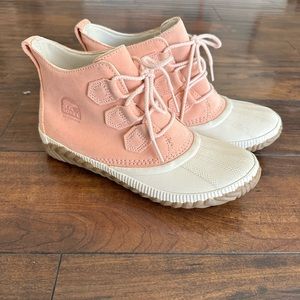 Sorel Out N About Leather Duck Boots, Size 8.5